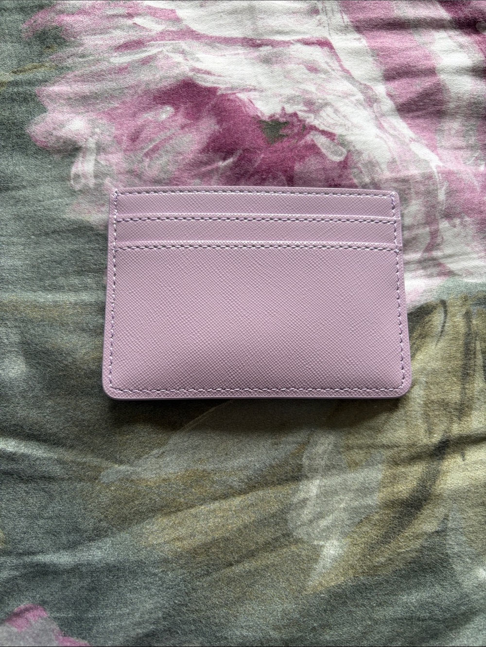 Marc Jacobs Lavender Saffiano Leather Card Holder with Gold Logo - Picture 2 of 2
